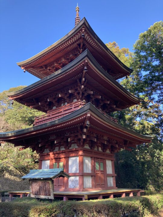 油山寺　三重塔　下から