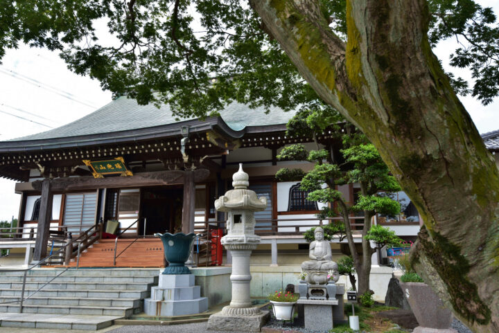 川越西明寺　斜めから